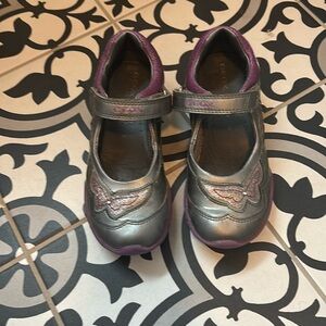 Geox size 13 girls shoes Velcro